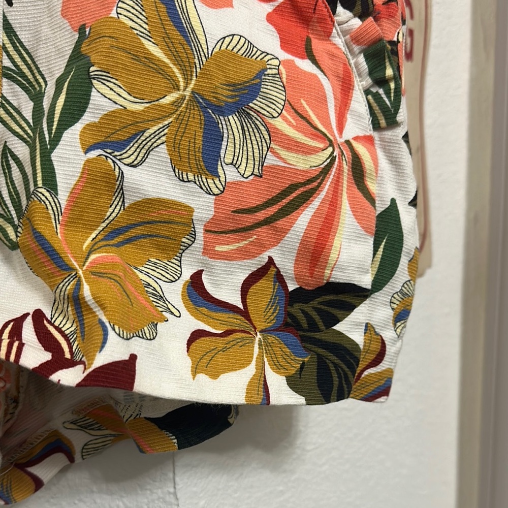Zara High-Waist Floral Shorts in White, Coral, Mustard, Green, Black - Picture 6 of 7